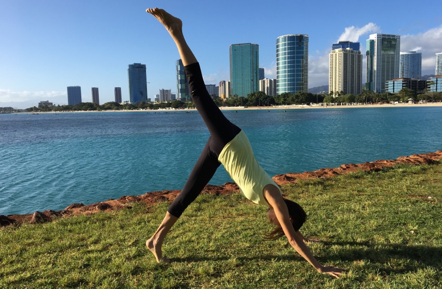Ala Moana beach yoga class strengthens your body Ala Moana beach yoga class strengthens your body
