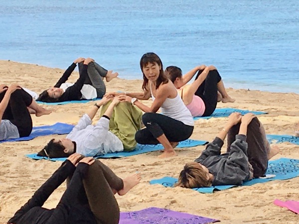 Masumi Muramatsu teaching outdoor yoga at Waikiki Beach, Hawaii