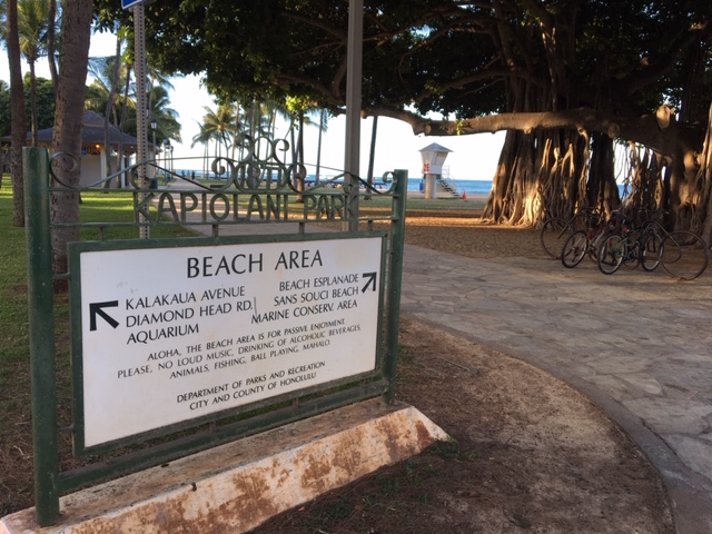 20181026 waikiki beach lifeguard tower 2E IMG 5648